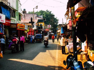 Ratnagiri Maharashtra Hindistan 23 Aralık 2017 öğleden sonra Ratnagiri ana sokakta yürüyüş mağazaları ve bilinmez insanların görünümü