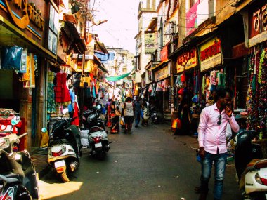 Ratnagiri Maharashtra Hindistan 23 Aralık 2017 öğleden sonra Ratnagiri ana sokakta yürüyüş mağazaları ve bilinmez insanların görünümü