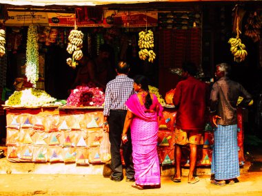 Ratnagiri Maharashtra Hindistan 23 Aralık 2017 öğleden sonra Ratnagiri ana sokakta yürüyüş mağazaları ve bilinmez insanların görünümü