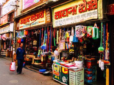 Ratnagiri Maharashtra Hindistan 23 Aralık 2017 öğleden sonra Ratnagiri ana sokakta yürüyüş mağazaları ve bilinmez insanların görünümü