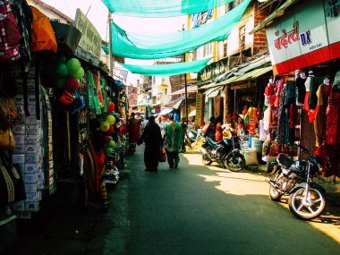 Ratnagiri Maharashtra Hindistan 23 Aralık 2017 öğleden sonra Ratnagiri ana sokakta yürüyüş mağazaları ve bilinmez insanların görünümü