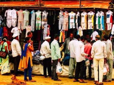 Ratnagiri Maharashtra Hindistan 23 Aralık 2017 öğleden sonra Ratnagiri ana sokakta yürüyüş mağazaları ve bilinmez insanların görünümü