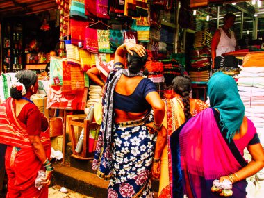 Ratnagiri Maharashtra Hindistan 23 Aralık 2017 öğleden sonra Ratnagiri ana sokakta yürüyüş mağazaları ve bilinmez insanların görünümü