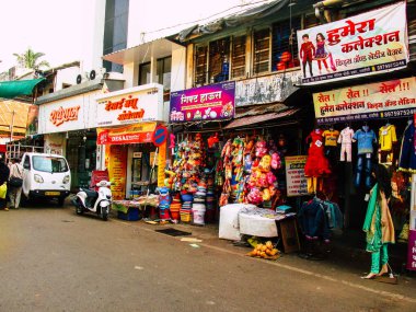 Ratnagiri Maharashtra Hindistan 23 Aralık 2017 öğleden sonra Ratnagiri ana sokakta yürüyüş mağazaları ve bilinmez insanların görünümü