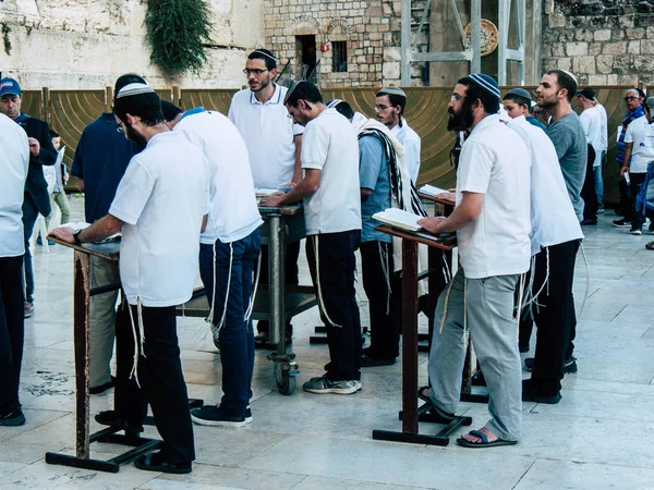 Jerusalem İsrail 14 Nisan 2018 bilinmeyenli insanlar açık Kudüs'ün eski şehri Western duvara öğleden sonra dua