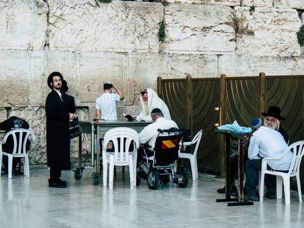 Jerusalem İsrail 14 Nisan 2018 bilinmeyenli insanlar açık Kudüs'ün eski şehri Western duvara öğleden sonra dua