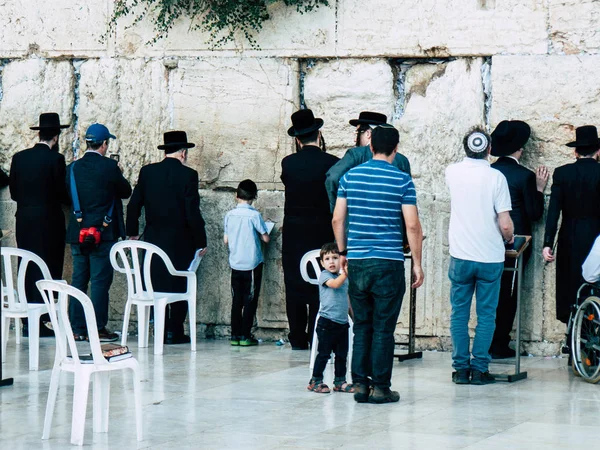 Jerusalem İsrail 14 Nisan 2018 bilinmeyenli insanlar açık Kudüs'ün eski şehri Western duvara öğleden sonra dua