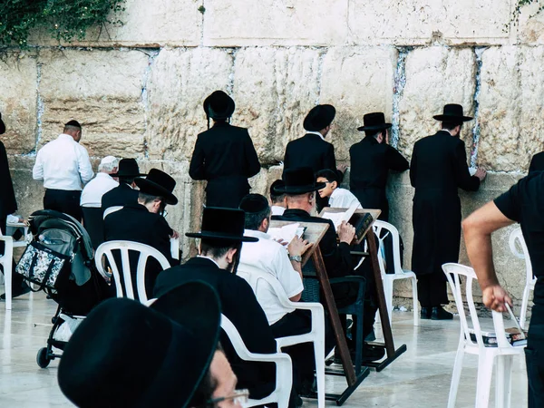 Jerusalem İsrail 14 Nisan 2018 bilinmeyenli insanlar açık Kudüs'ün eski şehri Western duvara öğleden sonra dua