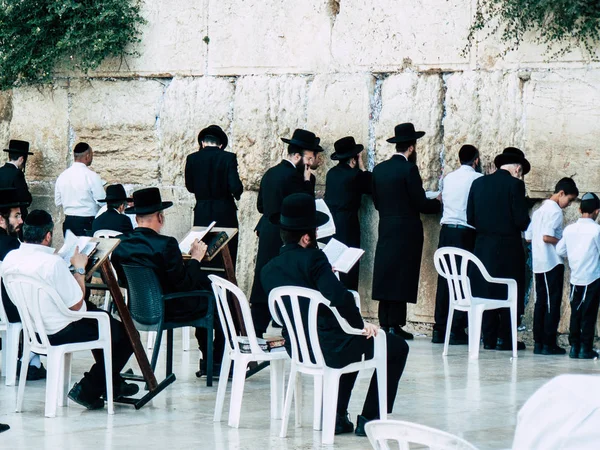 Jerusalem İsrail 14 Nisan 2018 bilinmeyenli insanlar açık Kudüs'ün eski şehri Western duvara öğleden sonra dua