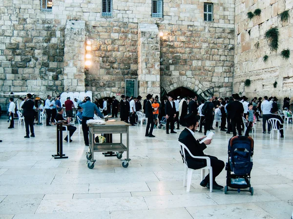 Jerusalem İsrail 14 Nisan 2018 bilinmeyenli insanlar açık Kudüs'ün eski şehri Western duvara öğleden sonra dua