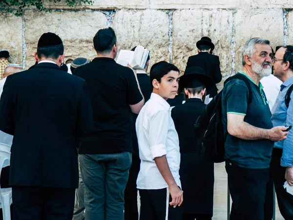 Jerusalem İsrail 14 Nisan 2018 bilinmeyenli insanlar açık Kudüs'ün eski şehri Western duvara öğleden sonra dua