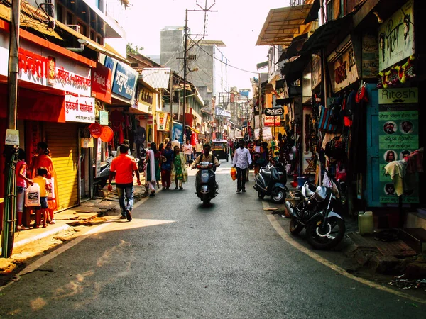 Ratnagiri Maharashtra Hindistan 23 Aralık 2017 öğleden sonra Ratnagiri ana sokakta yürüyüş mağazaları ve bilinmez insanların görünümü