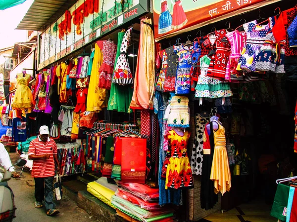 Ratnagiri Maharashtra Hindistan 23 Aralık 2017 öğleden sonra Ratnagiri ana sokakta yürüyüş mağazaları ve bilinmez insanların görünümü