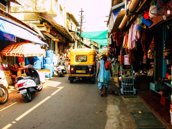 Ratnagiri Maharashtra Hindistan 23 Aralık 2017 öğleden sonra Ratnagiri ana sokakta yürüyüş mağazaları ve bilinmez insanların görünümü