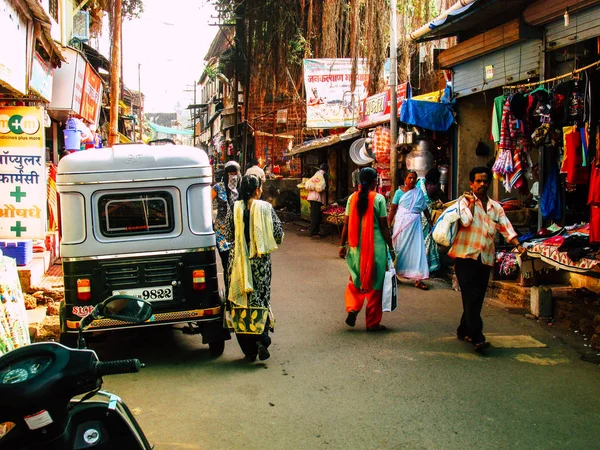 Ratnagiri Maharashtra Hindistan 23 Aralık 2017 öğleden sonra Ratnagiri ana sokakta yürüyüş mağazaları ve bilinmez insanların görünümü