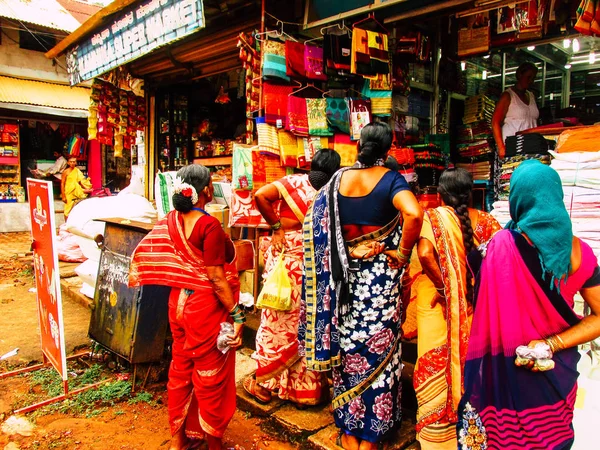 Ratnagiri Maharashtra Hindistan 23 Aralık 2017 öğleden sonra Ratnagiri ana sokakta yürüyüş mağazaları ve bilinmez insanların görünümü