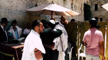Kudüs İsrail 18 Haziran 2018 bilinmeyen insanlar bir Bar Mitzvah, Eski Kudüs şehri, sabahları ağlama duvarı önünde dini tören katılan görünümünü