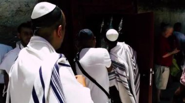 Kudüs İsrail 18 Haziran 2018 bilinmeyen insanlar bir Bar Mitzvah, Eski Kudüs şehri, sabahları ağlama duvarı önünde dini tören katılan görünümünü