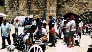 Kudüs İsrail 18 Haziran 2018 bilinmeyen insanlar bir Bar Mitzvah, Eski Kudüs şehri, sabahları ağlama duvarı önünde dini tören katılan görünümünü