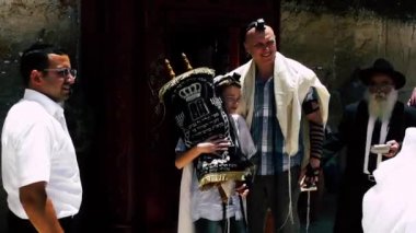 Kudüs İsrail 18 Haziran 2018 bilinmeyen insanlar bir Bar Mitzvah, Eski Kudüs şehri, sabahları ağlama duvarı önünde dini tören katılan görünümünü