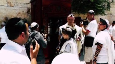 Kudüs İsrail 18 Haziran 2018 bilinmeyen insanlar bir Bar Mitzvah, Eski Kudüs şehri, sabahları ağlama duvarı önünde dini tören katılan görünümünü