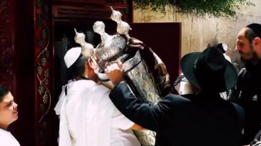 Kudüs İsrail 18 Haziran 2018 bilinmeyen insanlar bir Bar Mitzvah, Eski Kudüs şehri, sabahları ağlama duvarı önünde dini tören katılan görünümünü