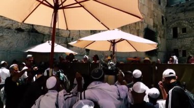 Kudüs İsrail 18 Haziran 2018 bilinmeyen insanlar bir Bar Mitzvah, Eski Kudüs şehri, sabahları ağlama duvarı önünde dini tören katılan görünümünü