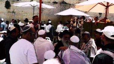 Kudüs İsrail 18 Haziran 2018 bilinmeyen insanlar bir Bar Mitzvah, Eski Kudüs şehri, sabahları ağlama duvarı önünde dini tören katılan görünümünü
