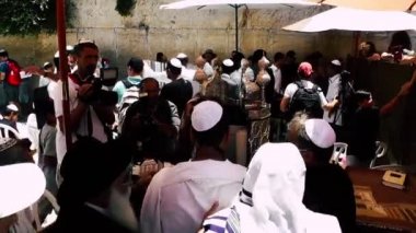 Kudüs İsrail 18 Haziran 2018 bilinmeyen insanlar bir Bar Mitzvah, Eski Kudüs şehri, sabahları ağlama duvarı önünde dini tören katılan görünümünü