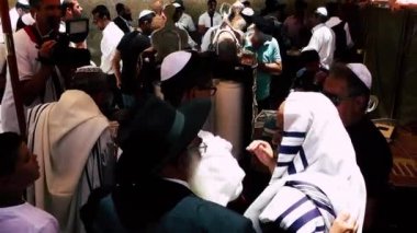 Kudüs İsrail 18 Haziran 2018 bilinmeyen insanlar bir Bar Mitzvah, Eski Kudüs şehri, sabahları ağlama duvarı önünde dini tören katılan görünümünü