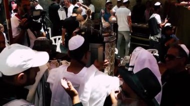 Kudüs İsrail 18 Haziran 2018 bilinmeyen insanlar bir Bar Mitzvah, Eski Kudüs şehri, sabahları ağlama duvarı önünde dini tören katılan görünümünü