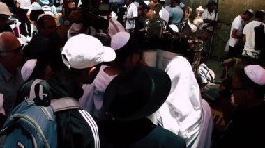 Kudüs İsrail 18 Haziran 2018 bilinmeyen insanlar bir Bar Mitzvah, Eski Kudüs şehri, sabahları ağlama duvarı önünde dini tören katılan görünümünü