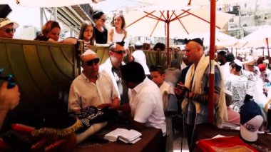 Kudüs İsrail 18 Haziran 2018 bilinmeyen insanlar bir Bar Mitzvah, Eski Kudüs şehri, sabahları ağlama duvarı önünde dini tören katılan görünümünü