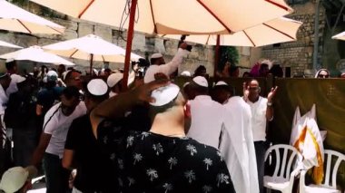 Kudüs İsrail 18 Haziran 2018 bilinmeyen insanlar bir Bar Mitzvah, Eski Kudüs şehri, sabahları ağlama duvarı önünde dini tören katılan görünümünü