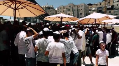 Kudüs İsrail 18 Haziran 2018 bilinmeyen insanlar bir Bar Mitzvah, Eski Kudüs şehri, sabahları ağlama duvarı önünde dini tören katılan görünümünü