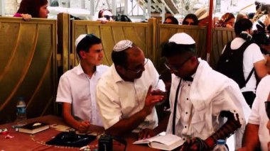 Kudüs İsrail 18 Haziran 2018 bilinmeyen insanlar bir Bar Mitzvah, Eski Kudüs şehri, sabahları ağlama duvarı önünde dini tören katılan görünümünü