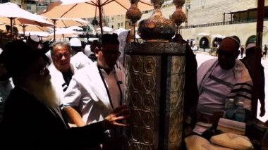Kudüs İsrail 18 Haziran 2018 bilinmeyen insanlar bir Bar Mitzvah, Eski Kudüs şehri, sabahları ağlama duvarı önünde dini tören katılan görünümünü