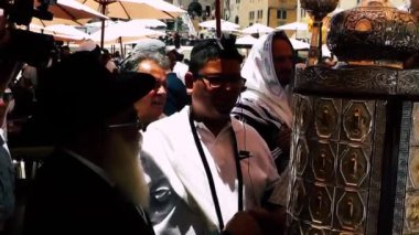 Kudüs İsrail 18 Haziran 2018 bilinmeyen insanlar bir Bar Mitzvah, Eski Kudüs şehri, sabahları ağlama duvarı önünde dini tören katılan görünümünü