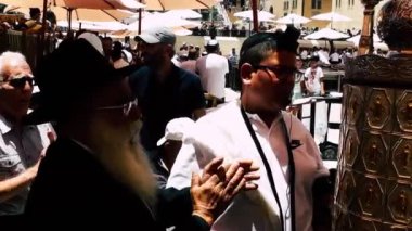 Kudüs İsrail 18 Haziran 2018 bilinmeyen insanlar bir Bar Mitzvah, Eski Kudüs şehri, sabahları ağlama duvarı önünde dini tören katılan görünümünü