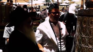 Kudüs İsrail 18 Haziran 2018 bilinmeyen insanlar bir Bar Mitzvah, Eski Kudüs şehri, sabahları ağlama duvarı önünde dini tören katılan görünümünü