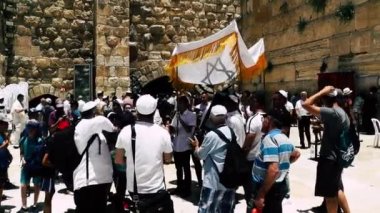 Kudüs İsrail 18 Haziran 2018 bilinmeyen insanlar bir Bar Mitzvah, Eski Kudüs şehri, sabahları ağlama duvarı önünde dini tören katılan görünümünü