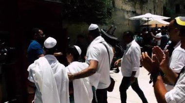 Kudüs İsrail 18 Haziran 2018 bilinmeyen insanlar bir Bar Mitzvah, Eski Kudüs şehri, sabahları ağlama duvarı önünde dini tören katılan görünümünü