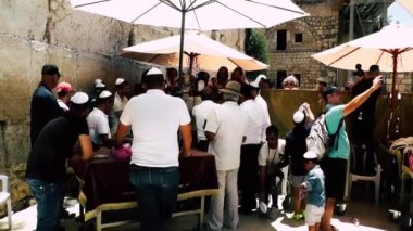 Kudüs İsrail 18 Haziran 2018 bilinmeyen insanlar bir Bar Mitzvah, Eski Kudüs şehri, sabahları ağlama duvarı önünde dini tören katılan görünümünü