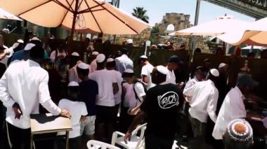 Kudüs İsrail 18 Haziran 2018 bilinmeyen insanlar bir Bar Mitzvah, Eski Kudüs şehri, sabahları ağlama duvarı önünde dini tören katılan görünümünü