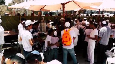 Kudüs İsrail 18 Haziran 2018 bilinmeyen insanlar bir Bar Mitzvah, Eski Kudüs şehri, sabahları ağlama duvarı önünde dini tören katılan görünümünü