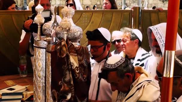 耶路撒冷以色列2018年6月18日在耶路撒冷老城的哭泣墙前 参加成人礼的未知人士的看法 宗教仪式 — 图库视频影像