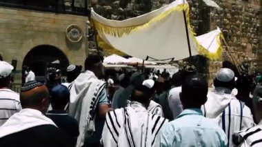 Kudüs İsrail 18 Haziran 2018 bilinmeyen insanlar bir Bar Mitzvah, Eski Kudüs şehri, sabahları ağlama duvarı önünde dini tören katılan görünümünü