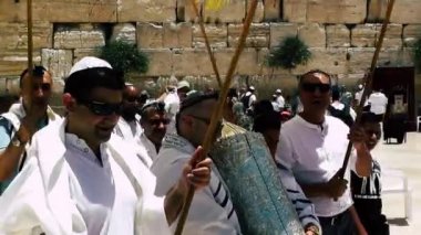 Kudüs İsrail 18 Haziran 2018 bilinmeyen insanlar bir Bar Mitzvah, Eski Kudüs şehri, sabahları ağlama duvarı önünde dini tören katılan görünümünü
