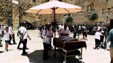 Kudüs İsrail 18 Haziran 2018 bilinmeyen insanlar bir Bar Mitzvah, Eski Kudüs şehri, sabahları ağlama duvarı önünde dini tören katılan görünümünü