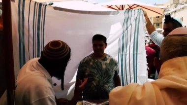 Kudüs İsrail 18 Haziran 2018 bilinmeyen insanlar bir Bar Mitzvah, Eski Kudüs şehri, sabahları ağlama duvarı önünde dini tören katılan görünümünü